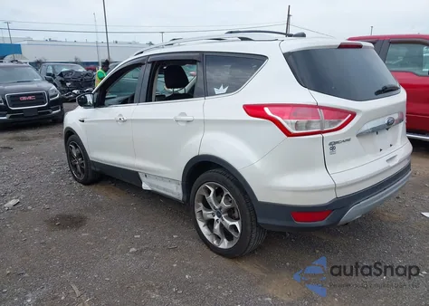 2015 Ford Escape Titanium z USA, uszkodzony, nr VIN 1FMCU9J9XFUC33688